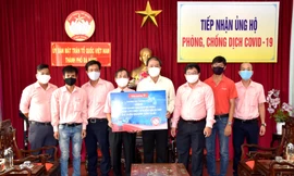 Đại diện Điện Quang trao tặng 100 bộ đèn diệt khuẩn cho UBND TP Đà Nẵng