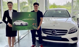 Đại diện kinh doanh dự án Meyhomes Capital Phú Quốc trao ô tô cho khách hàng