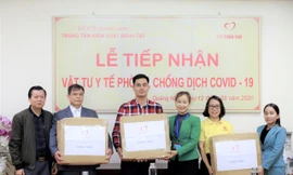 Quỹ Thiện Tâm trao tặng 140.000 chiếc khẩu trang cho 7 tỉnh biên giới chống dịch