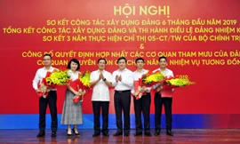 Lễ trao Quyết định hợp nhất cơ quan tham mưu giúp việc của Đảng ủy với cơ quan chuyên môn có chức năng nhiệm vụ tương đồng