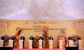 Ông Đỗ Quang Hiển, Chủ tịch HĐQT kiêm TGĐ Tập đoàn T&T Group và các đại biểu bấm nút khởi công dự án