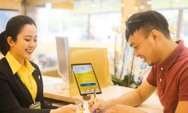 Khách hàng giao dịch tại Nam A Bank