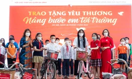 Phó Chủ tịch Tập đoàn DOJI tặng quà cho những hoàn cảnh khó khăn bị ảnh hưởng bởi Covid-19