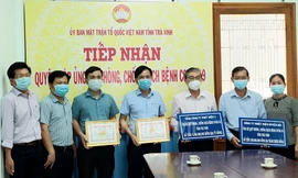Ông Nguyễn Văn Thú, Giám đốc Công ty Nhiệt điện Duyên Hải đại diện EVNGENCO1 trao bảng tượng trưng ủng hộ Quỹ phòng chống COVID-19 tỉnh Trà Vinh 