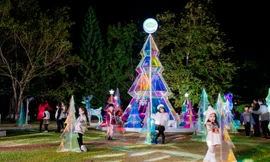 Bầu trời khác lạ trong mắt thế giới trẻ thơ khi đến với “Khu rừng pha lê” cách hồ Hoàn Kiếm 14km