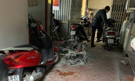 Xe máy cháy trơ khung sau khi bị Dương Quang Bình đốt. Ảnh: Hải Nam.