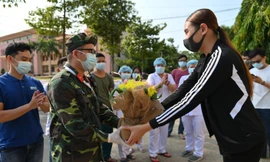 Võ Hoàng Yến trao hoa cho đại diện Khu cách ly Đại Học Quốc Gia thay lời cảm ơn