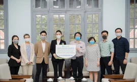 Á hậu Huyền My ủng hộ 2.000 chai gel rửa tay, xịt kháng khuẩn tiếp sức chống dịch