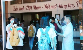 Ngày đầu trở lại trường, sinh viên Duy Tân nghiêm túc thực hiện phòng chống dịch