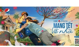 Bất ngờ nhận chiếc vé ‘Mang tết về nhà’, người tha hương bật khóc: ‘Như mơ vậy!’