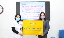PVcomBank tài trợ vật tư y tế cho bệnh viện chống dịch COVID-19