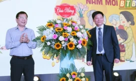 Lãnh đạo Đảng ủy Khối doanh nghiệp tỉnh Thái Bình tặng hoa chúc mừng Công ty MXP 