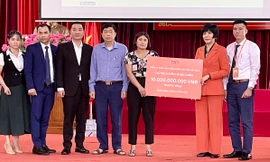 Một khách hàng của FWD nhận chi trả quyền lợi bảo hiểm 10 tỷ đồng