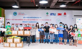 Đại diện các gia đình tại Hà Nội nhận quà từ dự án trong chương trình