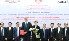 Trao chứng nhận đầu tư cho Tập đoàn KURZ tại KCN Becamex Vsip Bình Định