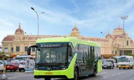 Du khách Nha Trang có thể di chuyển từ sân bay ra Vinpearl bằng buýt điện 