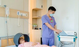 Cô gái bị điếc đột ngột sau khi cảm lạnh, bác sĩ cảnh báo nguy hiểm từ thói quen của nhiều bạn trẻ