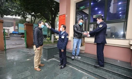 Bảo vệ cơ quan EVNNPT kiểm tra thân nhiệt và rửa tay trước khi vào cơ quan