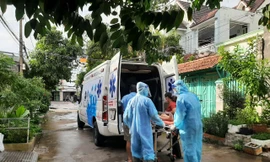 Theo chân “Đội xe cứu thương tình nguyện” cứu hàng trăm F0 giữa tâm dịch