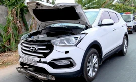 Chiếc ôtô hư hỏng phần đầu sau khi gây tai nạn. Ảnh: Quang Bình.