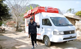 Cùng nghệ sĩ Hoài Linh mang Tết đến sớm với trẻ em nghèo tỉnh Điện Biên