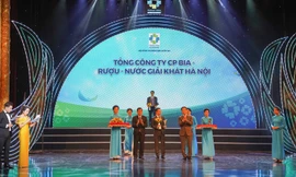 Ông Ngô Quế Lâm - Tổng Giám đốc HABECO nhận biểu trưng và hoa kỷ niệm tại Lễ công bố các doanh nghiệp có sản phẩm đạt Thương hiệu Quốc gia năm 2020