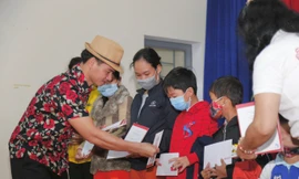 NSƯT Xuân Bắc, Đại sứ thiện chí của Quỹ BTTEVN, đồng hành cùng “Sát Cánh Bên Miền Trung” trực tiếp trao quà hỗ trợ cho 50 hộ gia đình khó khăn tại huyện Hòa Vang, TP. Đà Nẵng