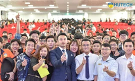 Sinh viên HUTECH trong một chương trình giao lưu cùng Shark Khoa (Lê Đăng Khoa)