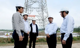 Ông Đặng Phan Tường - Bí thư Đảng ủy, Chủ tịch HĐTV EVNNPT kiểm tra thi công dựng cột tại VT 59 500 kV mach 3 Quảng Trạch - Dốc Sỏi