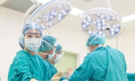 Trồng răng Implant giá rẻ: Coi chừng tiền mất tật mang