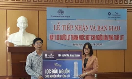 Đại diện tập đoàn Tân Á Đại trao tặng máy lọc nước đầu nguồn cho người dân vùng lũ