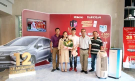 Anh Hà Mạnh Tân cùng gia đình đi nhận xe ô tô từ thương hiệu cao cấp Daikiosan, Makano