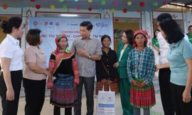 Manulife trao quà hỗ trợ cuộc sống bà con vùng cao sau thiên tai