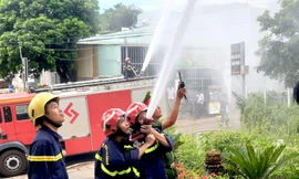 Diễn tập chữa cháy quán karaoke ở phố núi Pleiku