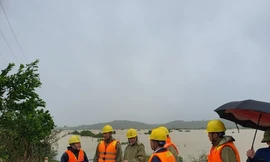 Ông Đinh Quang Chung, Phó GĐ Công ty Điện lực Hà Tĩnh chỉ đạo xử lý các khiếm khuyết và sự cố tại Điện lực Hương Khê