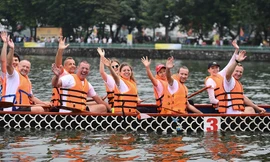 Cận cảnh 500 vận động viên thi bơi chải thuyền rồng giữa Hồ Tây