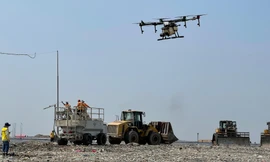 Dùng thiết bị không người lái phun khửi mùi bãi rác lớn nhất TPHCM