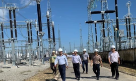 Ông Lưu Việt Tiến – Phó Tổng Giám đốc EVNNPT kiểm tra tình hình vận hành tại TBA 500kV Dốc Sỏi
