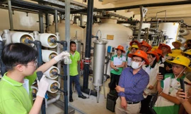 Sinh viên trường Đại học Tân Tạo tham quan mô hình xử lý rác tại Công ty VWS