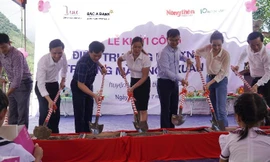 Đại diện Lãnh đạo huyện Vân Hồ, Phòng Giáo dục & đào tạo huyện Vân Hồ, Quỹ , VTVV và Báo NTNN/Dân Việt và Trường Mầm non Xuân Nha khởi công nâng cấp điểm trường Mường An - trường Mầm non Xuân Nha Vân Hồ, Sơn La