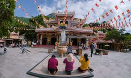 Xúc động những khoảnh khắc du khách chiêm bái núi Bà Đen, Tây Ninh