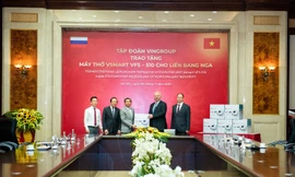 Phó Chủ tịch kiêm Tổng giám đốc Tập đoàn Vingroup Nguyễn Việt Quang trao tặng lô máy thở đầu tiên cho ngài К.V.Vnukov, Đại sứ đặc mệnh toàn quyền Nga tại Việt Nam