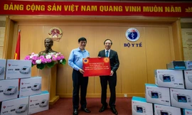GS Đỗ Tất Cường, Phó Tổng Giám đốc Hệ thống Y tế Vinmec, đại diện Tập đoàn Vingroup trao tặng máy thở cho quyền Bộ trưởng Bộ Y tế Nguyễn Thanh Long.