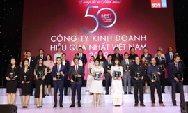 Ông Đỗ Thanh Tuấn – Giám đốc Đối ngoại Công ty Vinamilk (hàng đầu, thứ 5 từ trái sang) – tại Lễ vinh danh “Top 50 công ty kinh doanh hiệu quả nhất Việt Nam”