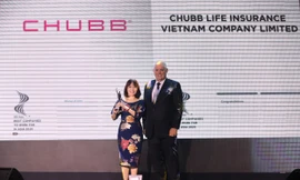 Phó Tổng Giám đốc Chubb Life Việt Nam – Bà Mai Thị Thanh Vân nhận giải thưởng từ Ban Tổ chức
