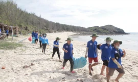 Các bạn sinh viên tình nguyện nhặt rác trên Đảo Phú Quý