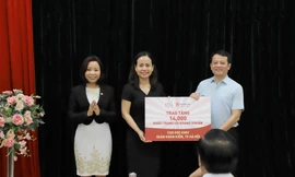 Đại diện Tập đoàn BRG trao tặng 14.000 khẩu trang vải kháng khuẩn cho các trường trên địa bàn quận Hoàn Kiếm, Hà Nội