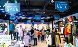 Vincom Black Friday: Khách hàng rộn ràng xếp hàng săn sale “khủng”