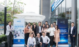 Chủ tịch Hiệp hội Thang máy Nguyễn Hải Đức (giữa, hàng trên) dự sự kiện khai trương showroom GamaLift