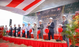 Đại diện chính quyền Bình Thuận, Ban Lãnh đạo Tập đoàn Nam Group, đối tác thi công Ricons và đối tác tư vấn FQM tham gia nghi lễ khởi công dự án Tổ hợp Nghỉ dưỡng và Thể thao biển Thanh Long Bay